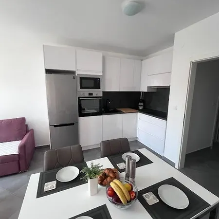 Elegant 2-Bedroom Apartment With Free Parking Novalja Exterior photo