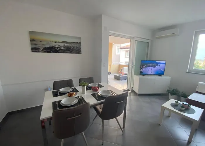 Elegant 2-Bedroom Apartment With Free Parking