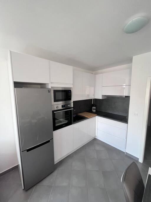 Elegant 2-bedroom With Free Parking Appartement