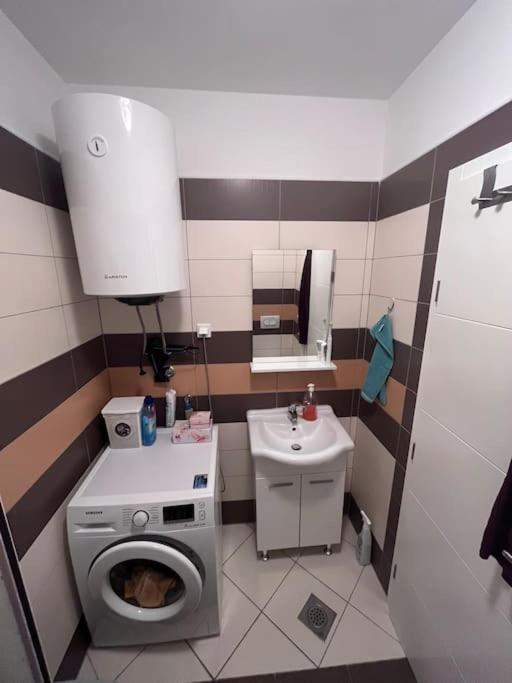 Elegant 2-bedroom With Free Parking Appartement