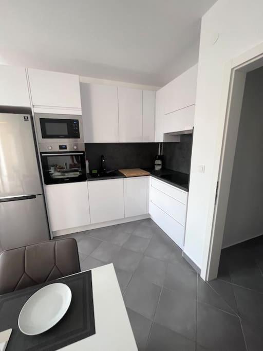 Elegant 2-bedroom With Free Parking