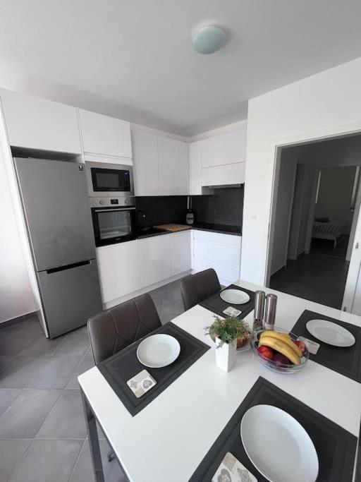 Appartement Elegant 2-bedroom With Free Parking *